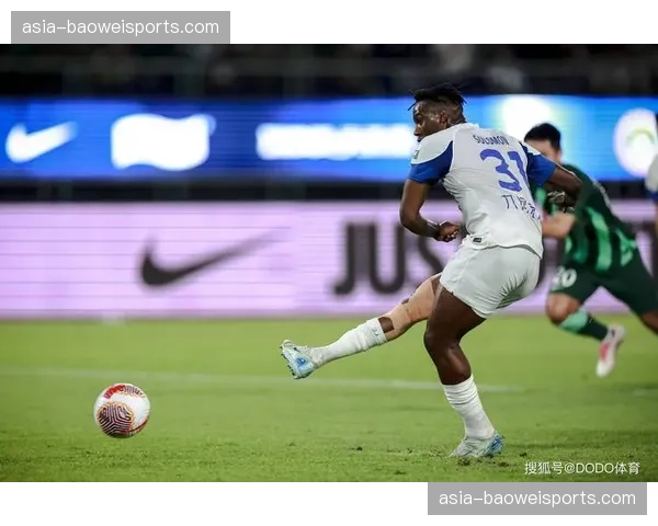 沧州雄狮主力后腰伤缺四周,球队混合防守体系面临重组考验 沧州雄狮主力后腰伤缺四周,球队混合防守体系面临重组考验