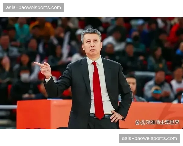 特写:郭士强指导在布置最后一攻战术,广州队球员围拢倾听 特写:郭士强指导在布置最后一攻战术,广州队球员围拢倾听