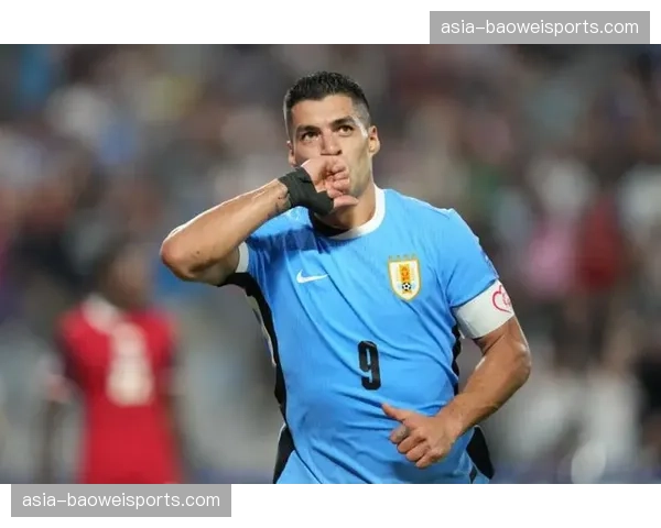 特写:老将苏亚雷斯替补登场,收获黄潜主场掌声