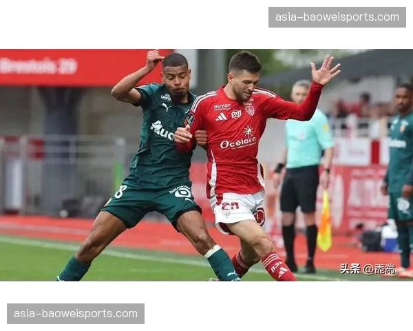 布雷斯特公布对阵朗斯阵容,延续三中卫体系 布雷斯特公布对阵朗斯阵容,延续三中卫体系